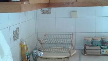 Køleskab, ovn, kogeplade, kaffe-/temaskine