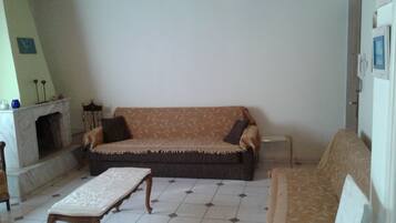 Fernseher, Kamin, DVD-Player, Bücher