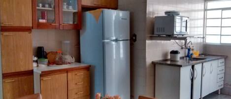 Microwave, cookware/dishes/utensils