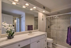 Hair dryer, towels - Sunny Getaway: Community Amenities, Walk to Beach! (Marco Island)