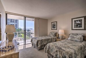 2 bedrooms, iron/ironing board, Internet, bed sheets - Sunny Getaway: Community Amenities, Walk to Beach! (Marco Island)