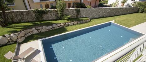 Een buitenzwembad en een verwarmd zwembad