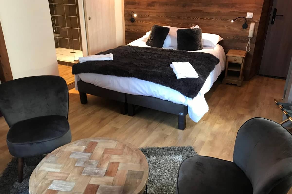 premium bedding, individually decorated, individually furnished, desk