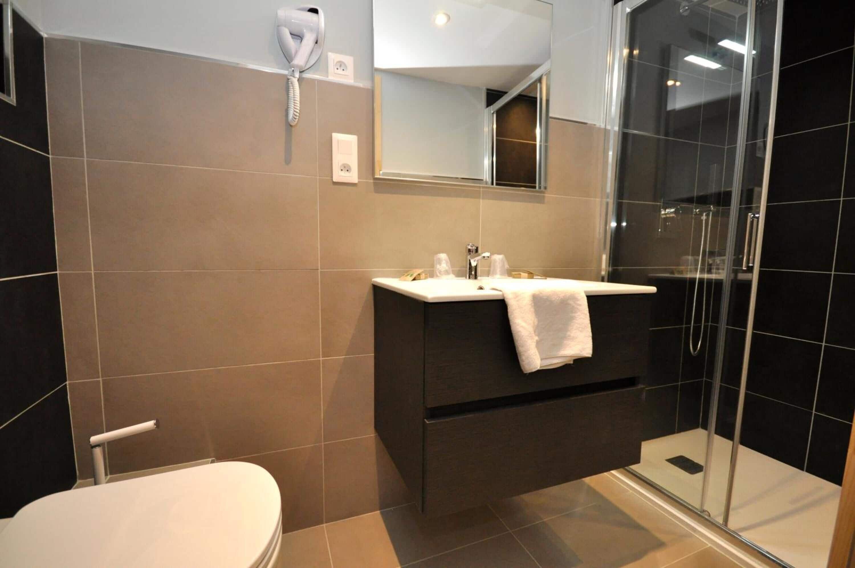 shower, free toiletries, hair dryer, towels