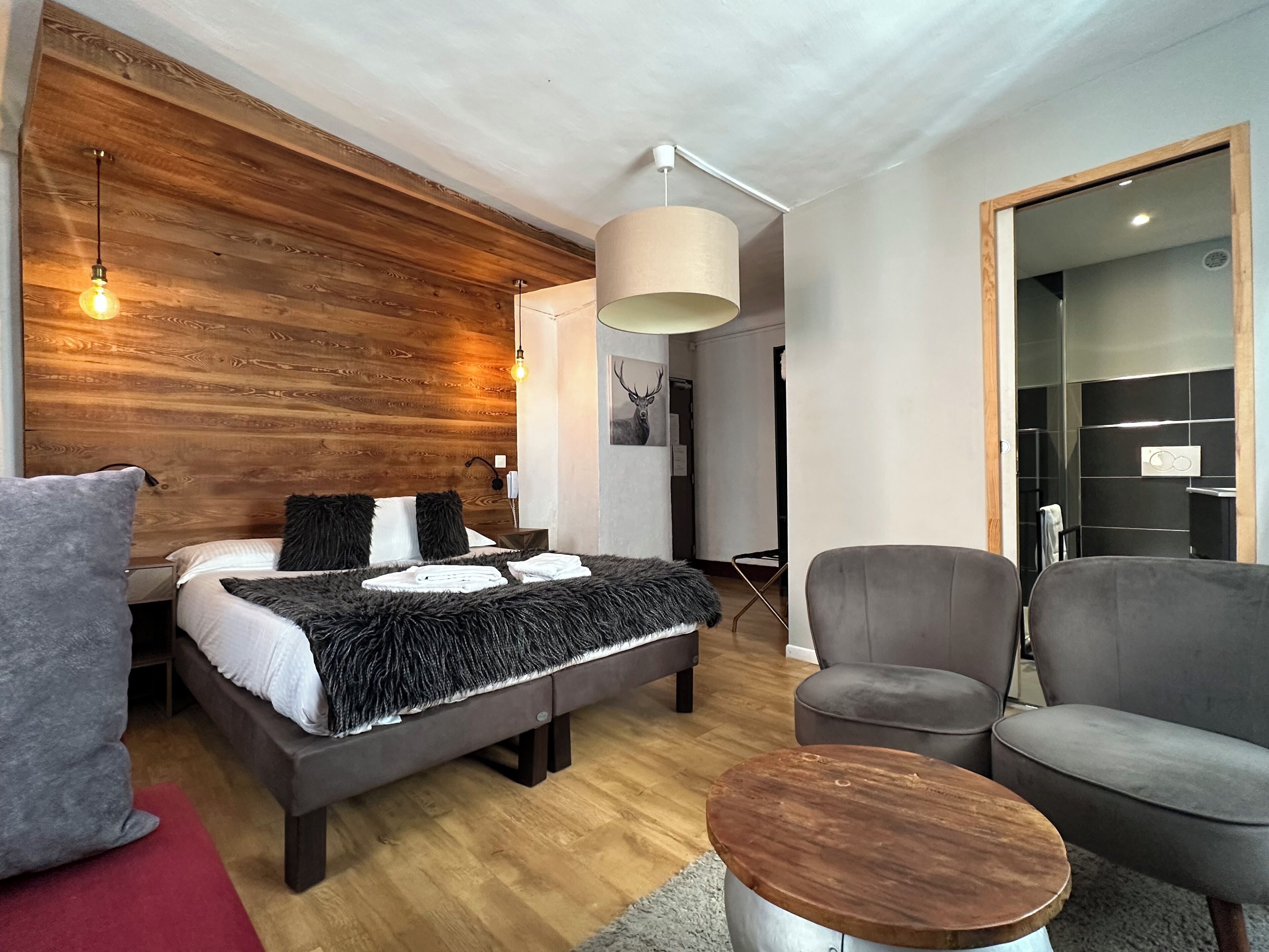 Doppelzimmer zur Einzelnutzung | Hochwertige Bettwaren, individuell dekoriert, individuell eingerichtet