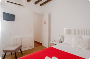 1 slaapkamer, een bureau, een strijkplank/strijkijzer, gratis wifi