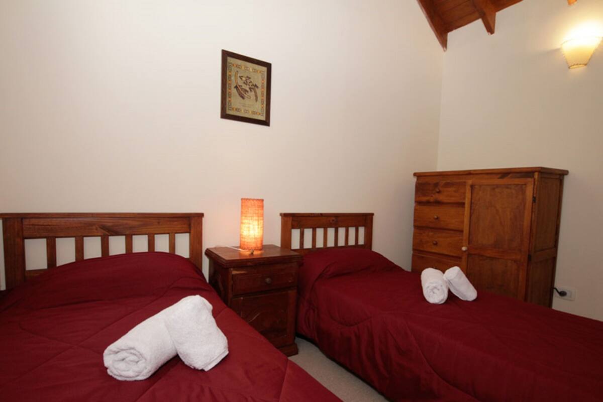 Standard-Vierbettzimmer, Nichtraucher | Zimmersafe, Verdunkelungsvorhänge, Bügeleisen/Bügelbrett
