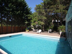 Innenpool, geöffnet von 08:00 Uhr bis 20:00 Uhr, Sonnenschirme