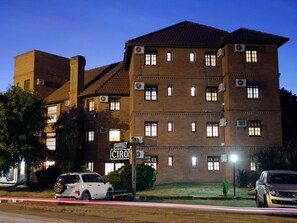 Fassade der Unterkunft – Abend/Nacht