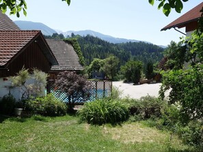 A residential area with a swimming pool, a wooden house, and a mountainous backdrop. - Family room - Pferde- und Schafhof Klinser (Vordertambergau)