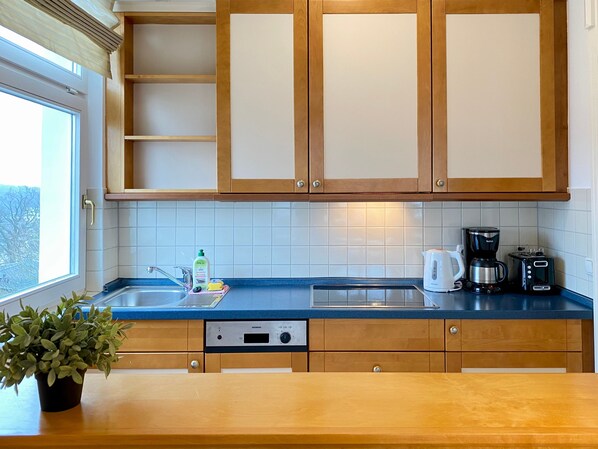 Køleskab, opvaskemaskine, kaffe-/temaskine, elkedel