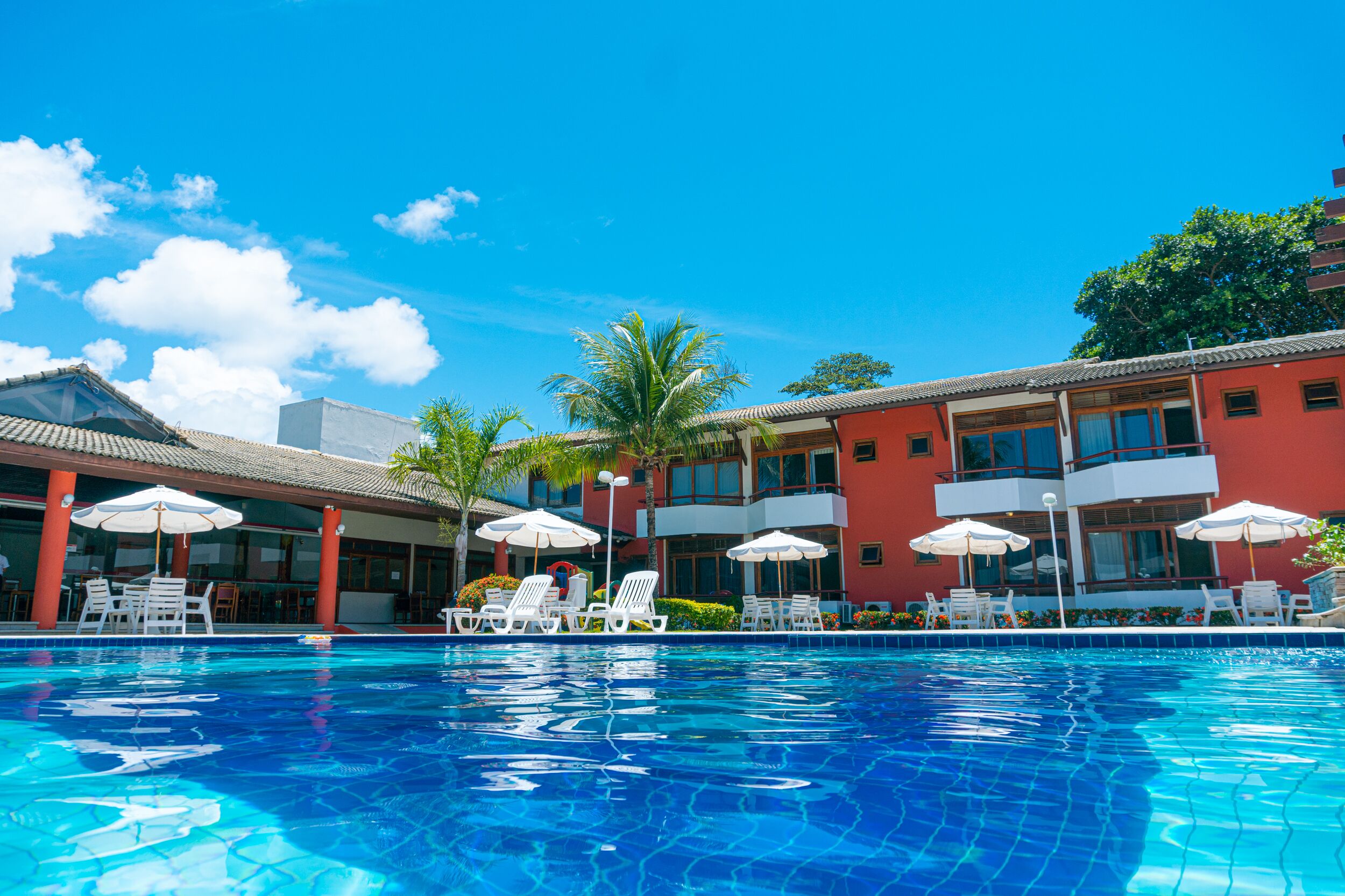 2 室外游泳池，10:00 至 21:30 开放，日光浴躺椅