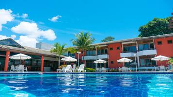 2 buitenzwembaden, open van 10.00 uur tot 21.30 uur, en ligstoelen