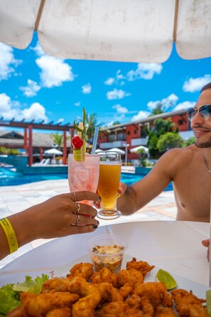 2 outdoor pools, open 10:00 AM to 9:30 PM, pool loungers - Porto das Naus Praia Hotel (Porto Seguro)