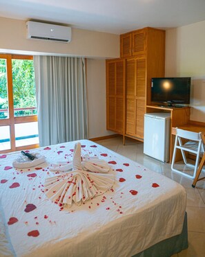 Standard Room | Minibar, in-room safe, desk, blackout drapes - Porto das Naus Praia Hotel (Porto Seguro)