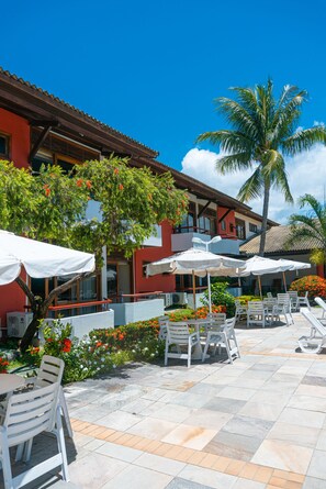 2 outdoor pools, open 10:00 AM to 9:30 PM, sun loungers - Porto das Naus Praia Hotel (Porto Seguro)