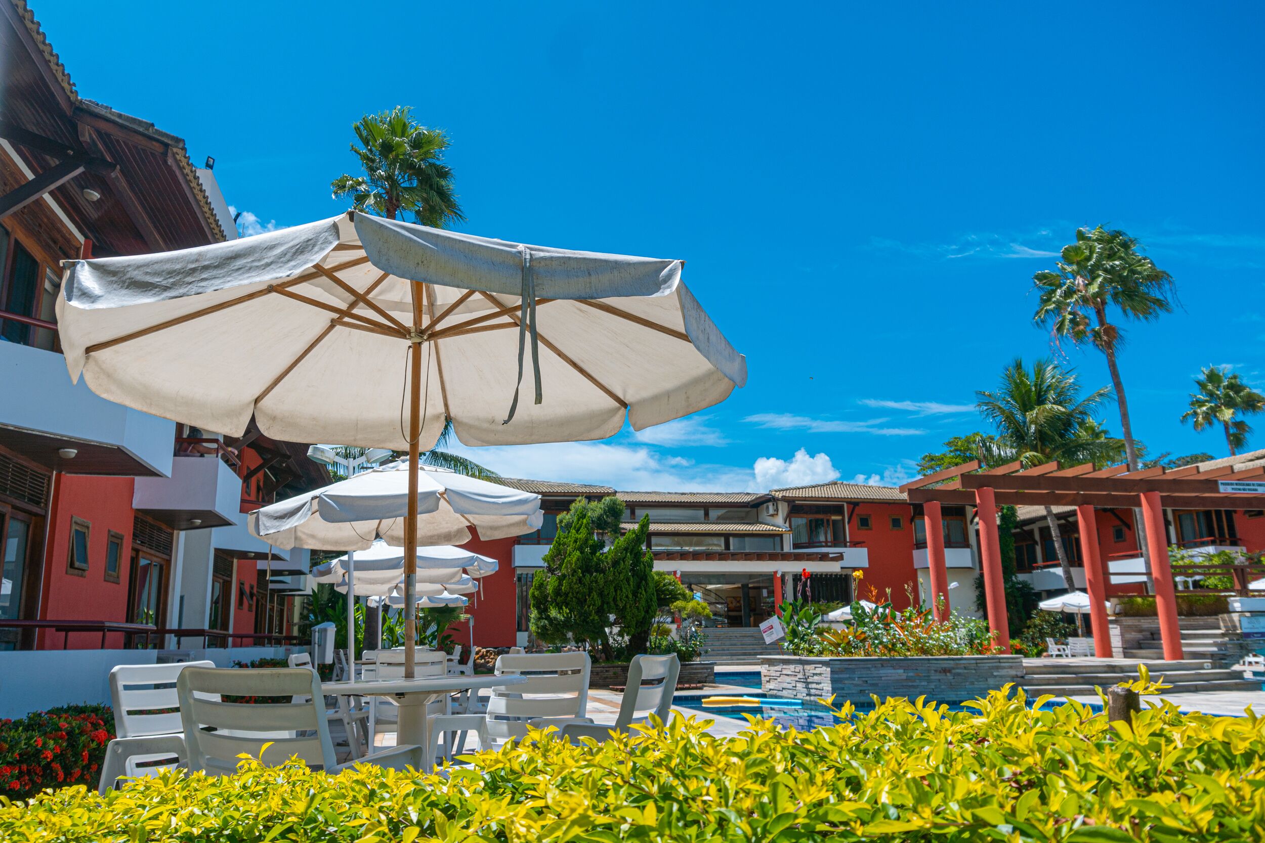 2 piscinas externas, funciona das 10h às 21h30, espreguiçadeiras