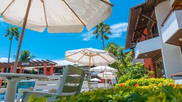 2 piscinas externas, funciona das 10h às 21h30, espreguiçadeiras