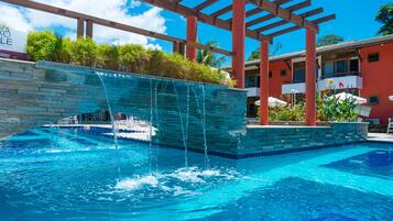 2 buitenzwembaden, open van 10.00 uur tot 21.30 uur, en ligstoelen