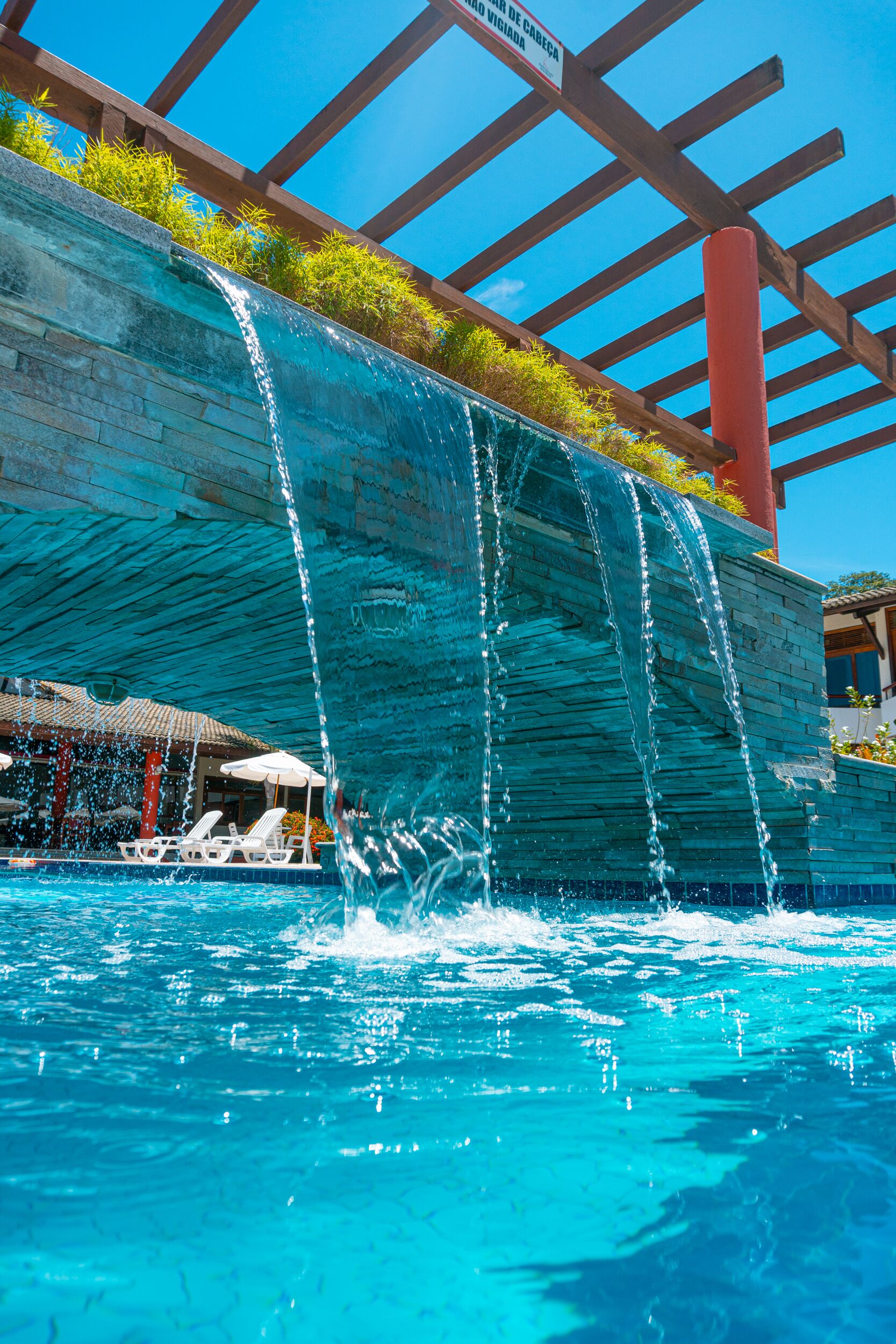 2 piscinas externas, funciona das 10h às 21h30, espreguiçadeiras