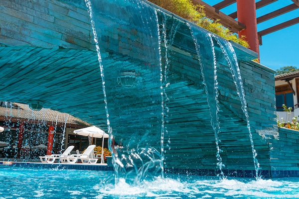 2 albercas al aire libre, acceso de 10:00 a 21:30, y camastros