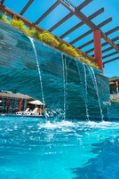 2 つの屋外プール、営業時間 10:00 ～ 21:30、サンラウンジャー