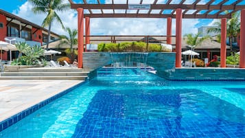 2 hồ bơi ngoài trời, mở cửa từ 10:00 đến 21:30, ghế dài tắm nắng