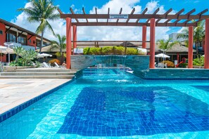 2 piscinas externas, funciona das 10h às 21h30, espreguiçadeiras