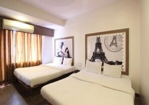 Soundproofing, free WiFi - Hotel Saishree (Rahata)