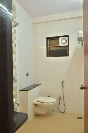 Shower, towels - Hotel Saishree (Rahata)