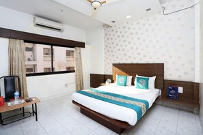 Soundproofing, free WiFi - Hotel Saishree (Rahata)