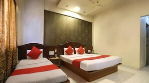 Soundproofing, free WiFi - Hotel Saishree (Rahata)