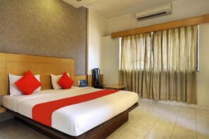 Soundproofing, free WiFi - Hotel Saishree (Rahata)