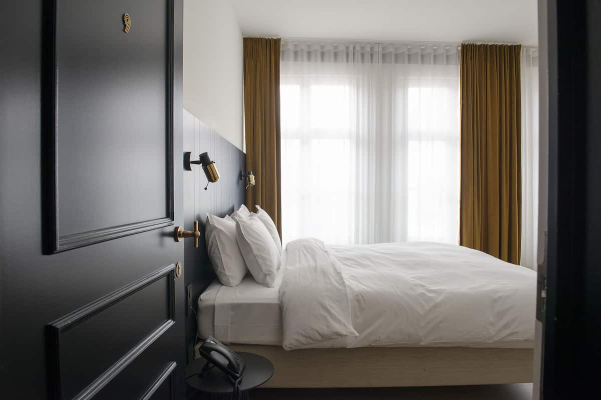 deluxe suite, 1 queen bed, city view | minibar, in-room safe, desk, soundproofing