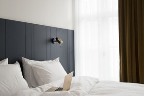 Suite Deluxe, letti multipli, vista città | Minibar, cassaforte in camera, una scrivania, insonorizzazione