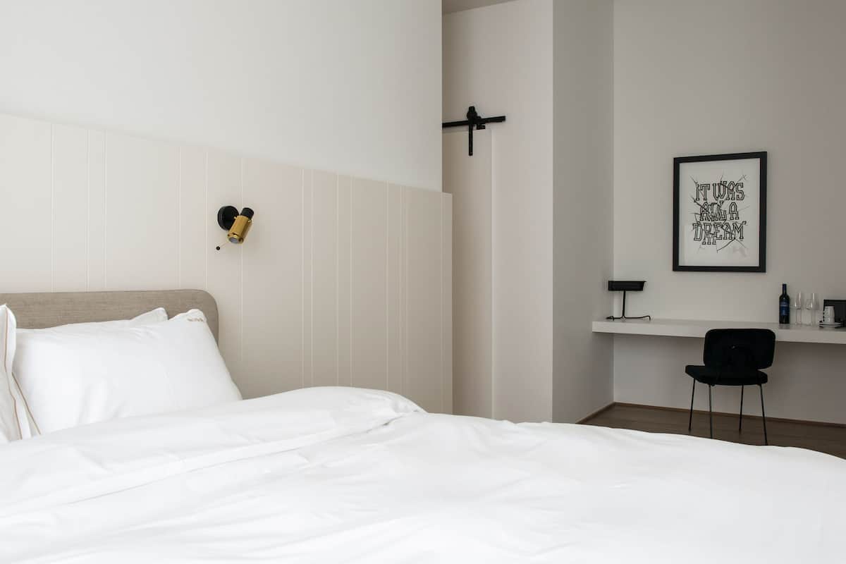 Habitación superior, 1 cama de matrimonio | Minibar, caja fuerte, escritorio y sistema de insonorización