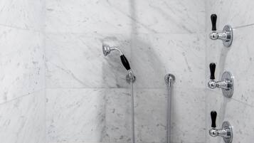 Superior Room, 1 Queen Bed | Bathroom | Free toiletries, hair dryer, bathrobes, towels