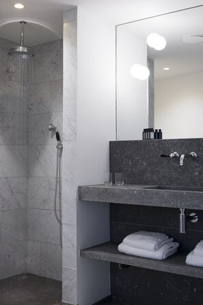 Standard Double Room, 1 Queen Bed | Bathroom