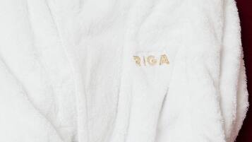 Una bata blanca con la palabra "RIGA" bordada.