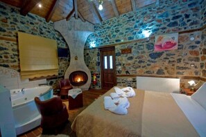 Deluxe Double Room, Mountain View | Soundproofing, free cribs/infant beds, free WiFi, bed sheets