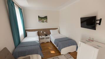 Kamar Twin Standar, pemandangan kebun | Kamar mandi | Shower, perlengkapan mandi gratis, pengering rambut, dan jubah mandi