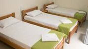 Klassieke driepersoonskamer, meerdere bedden, toegankelijk voor mindervaliden, niet-roken | Een minibar, gratis wifi, beddengoed, rolstoeltoegankelijk