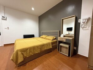 Escritorio, cortinas blackout, wifi gratis y ropa de cama