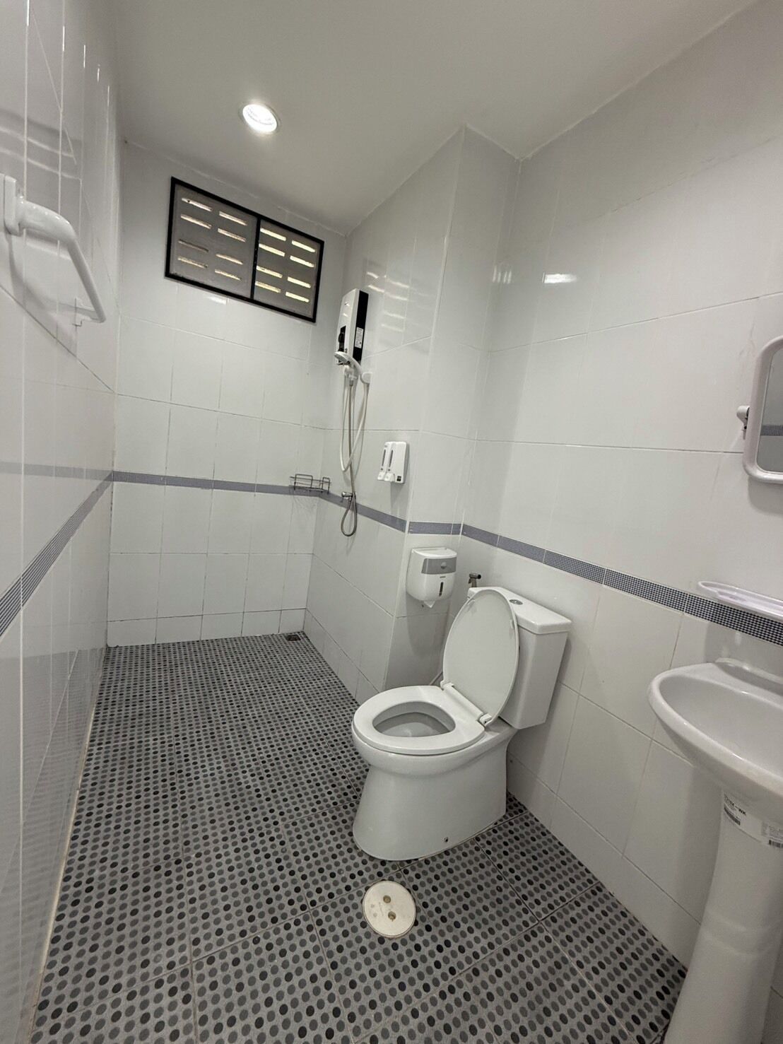 Un baño moderno con inodoro, bidé y lavabo.