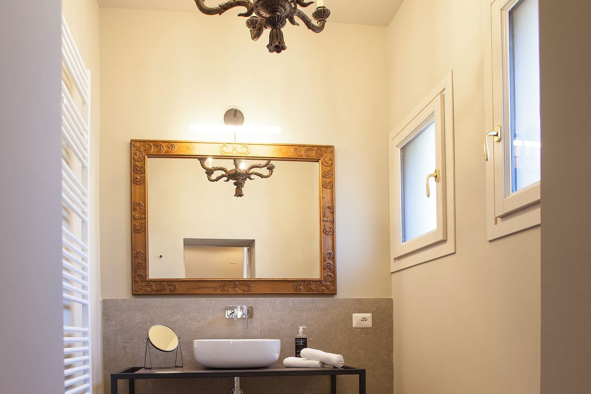 Suite | Bathroom | Shower, rainfall showerhead, free toiletries, hair dryer