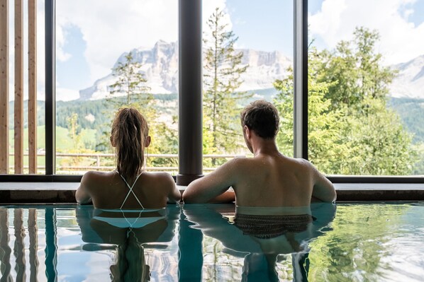 Alberca techada, acceso de 07:30 a 19:30, y camastros