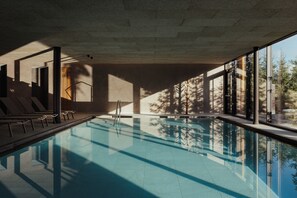 Una piscina cubierta (de 07:30 a 19:30), tumbonas