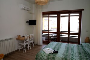 مكتب وستائر تعتيم وواي فاي مجانًا وملاءات أسرّة