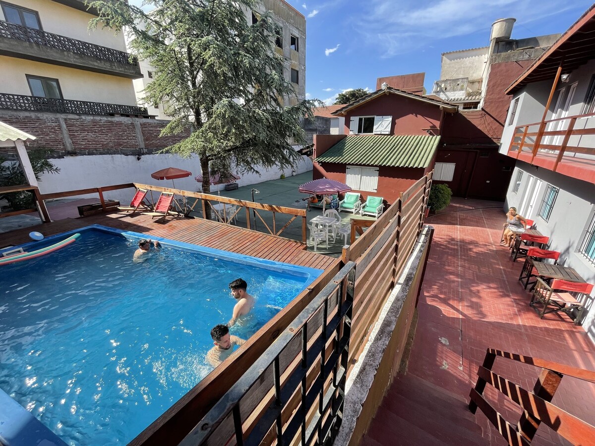 Una piscina al aire libre de temporada