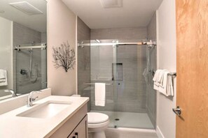 Sèche-cheveux, serviettes fournies